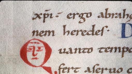 Monje enojado en una inicial de un manuscrito del siglo XII