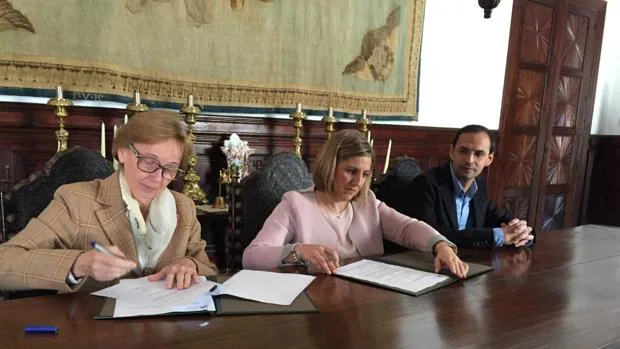 Liliane Dhalmann e Irene García firman el acuerdo