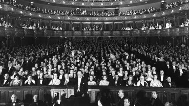 Imagen de la antigua Metropolitan Opera House en 1953, en el estreno de la ópera «Fausto»