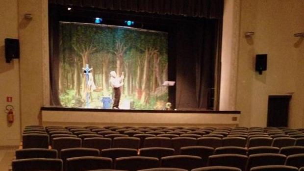 Un conocido actor italiano realiza íntegra su función pese a encontrarse el teatro completamente vacío