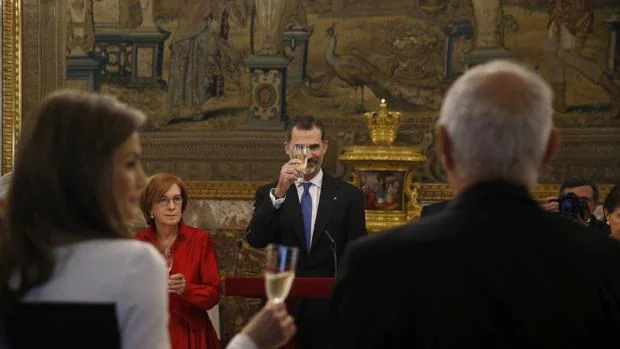Don Felipe brinda durante el almuerzo ofrecido junto a Doña Letizia en el Palacio Real