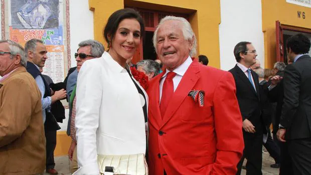 Palomo Linares, con su pareja