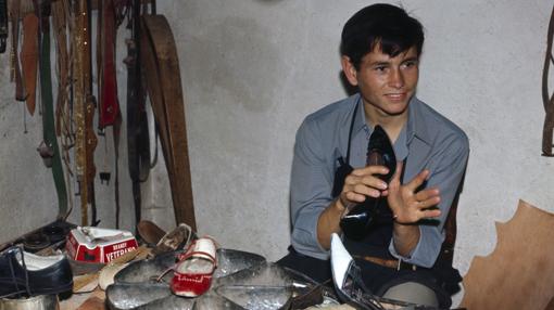 Palomo Linares, aprendiendo el oficio de zapatero