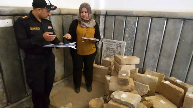 Recuento de piezas arqueológicas halladas en la Universidad de Mosul