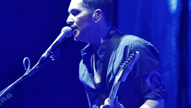 Brian Molko, cantante y guitarrista de Placebo sobre el escenario de Madrid