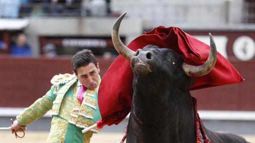 Daniel Menés, en un pase de pecho