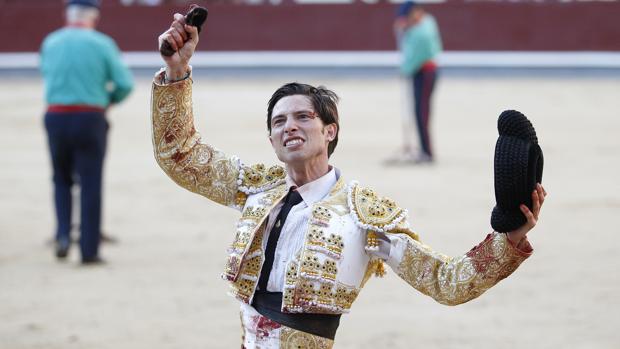 El novillero Ángel Jiménez, con la oreja conseguida en su presentación en las Ventas