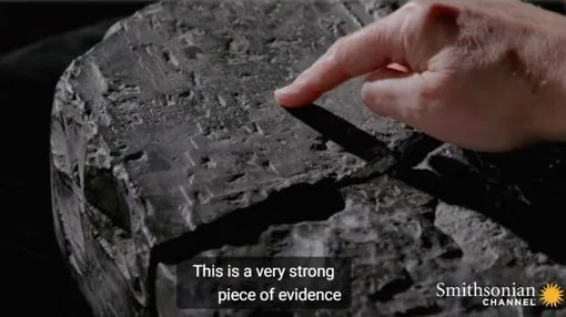 Andrew George muestra el zigurat grabado en la tablilla de piedra