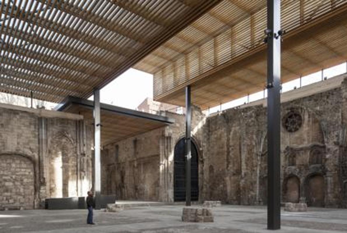 La cubierta ha creado un nuevo espacio en el Monasterio de San Juan en Burgos