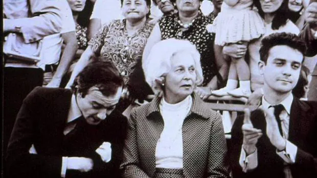 De izquierda a derecha, Juan Luis Panero, Felicidad Blanch, la madre, y Michi Panero. La familia Panero es la protagonista de un polémico documental: «El desencanto», al que pertenece esta imagen