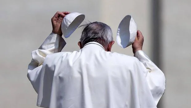 El papa Francisco se cambia de solideo tras la audiencia general de los miércoles en la Plaza de San Pedro en Roma