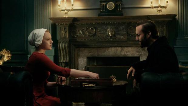Elisabeth Moss y Joseph Fiennes juegan al «scrabble» y a algo más en «The Handmaid’s Tale»