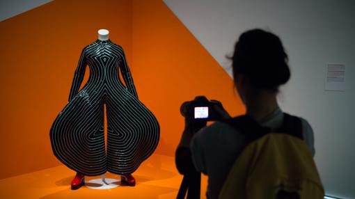 Vista de uno de los diseños de Kansai Yamamoto para «Aladdin Sane»