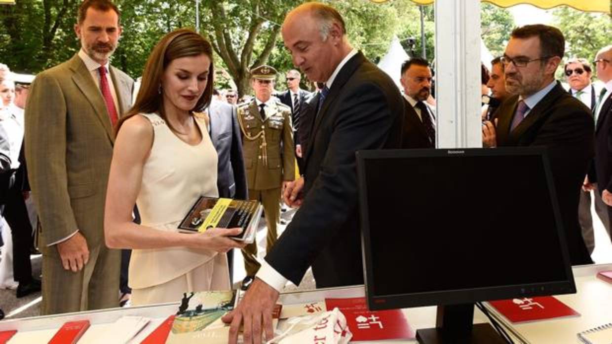 Los Reyes, durante su paseo por las casetas de la Feria del Libro de Madrid