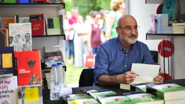Fernando Aramburu, autor de «Patria», firma libros a sus lectores