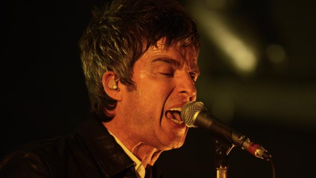 Noel Gallagher durante uno de sus conciertos