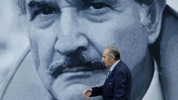 El poeta mexicano Eduardo Lizalde recibe el Premio Carlos Fuentes