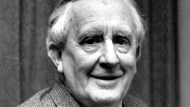 El escritor J.R.R. Tolkien, autor de «El señor de los anillos»
