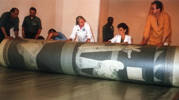 Aviram (segunda por la dcha.) y otros colegas del MoMA lo enrollaron por última vez en septiembre de 1981. Se creó un nuevo rollo más grande para su mayor protección