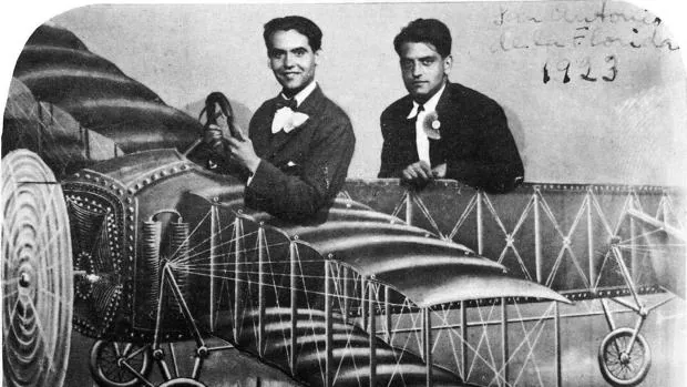 Editorial Agular del cineasta Luis Buñuel y el poeta Federico García Lorca volando juntos en la verbena de San Antonio de la Florida en 1923