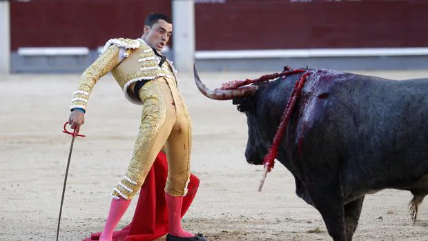 Paco Ureña, frente al encastado tercer toro de Victorino