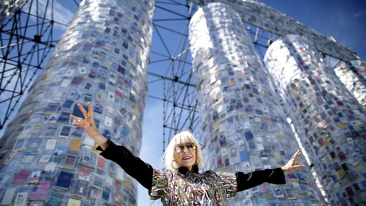 La artista Marta Minujín junto a su obra «El Partenón de los libros prohibidos»