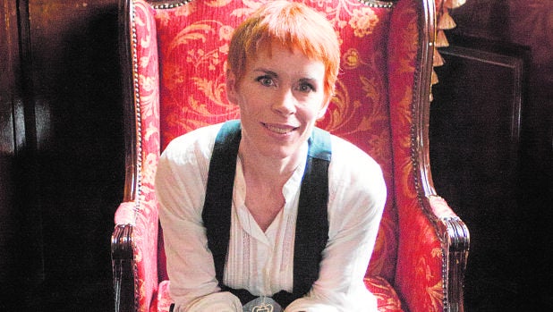 Tana French, fotografiada en el Hotel Central de Dublín