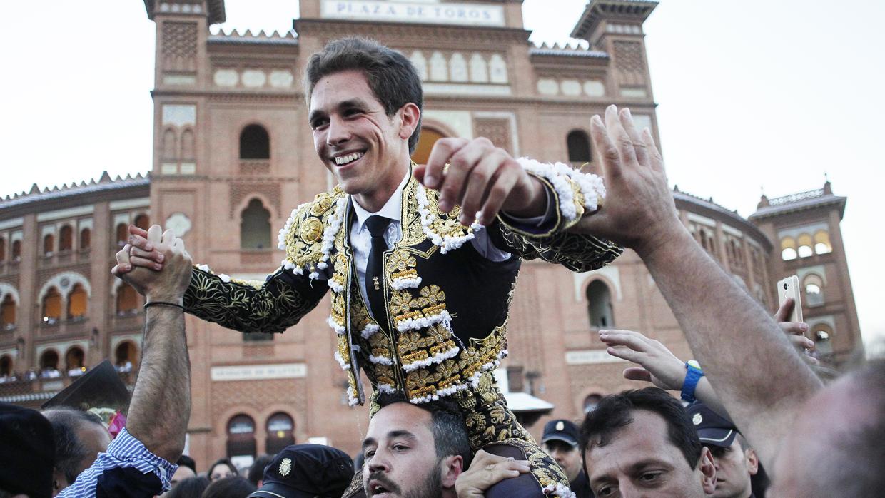 Ginés Marín, en su salida a hombros de la Monumental de las Ventas