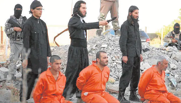 Captura de un vídeo, en el que se ve a miembros del Daesh antes de ejecutar a varios prisioneros