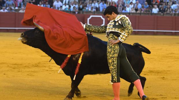 Pablo Aguado se quedó cerca de cortar oreja a sus tres novillos