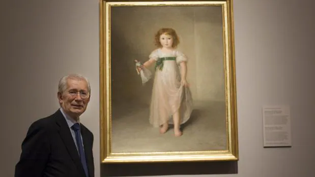 Óscar Alzaga, ayer en el Prado junto al «Retrato de Manuela Isidra Téllez-Girón», de Agustín Esteve