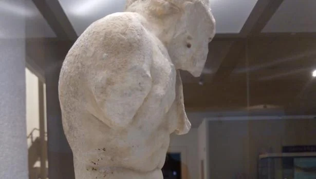 Se trata de una escultura masculina de marmol blanco y grano grueso
