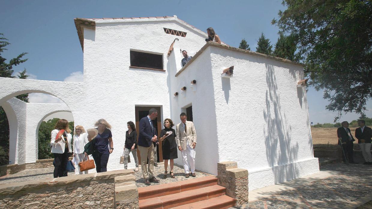 Soraya Sáenz de Santamaria, acompañada de Joan Punyet Miró (d), y del conseller de Cultura, Santi Vila (i)