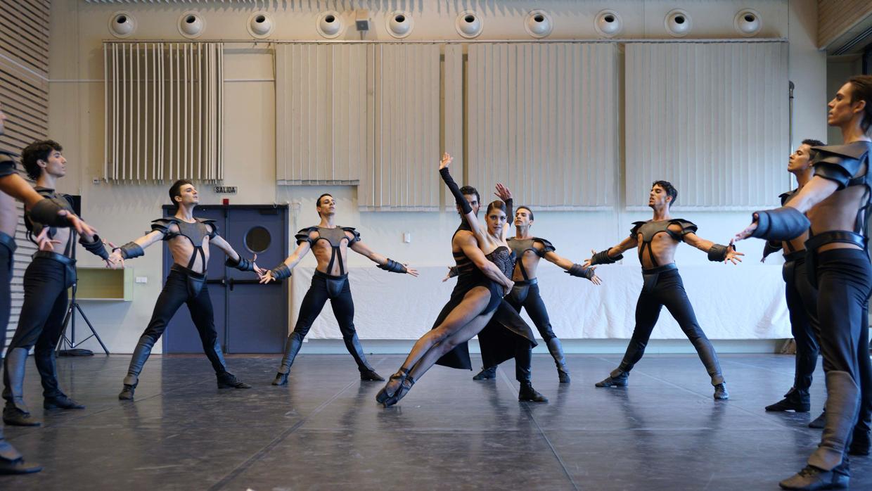 Marlen Fuerte, Josué Ullate y el cuerpo de baile, durante el pase ayer de «Carmen» en el Teatro Real