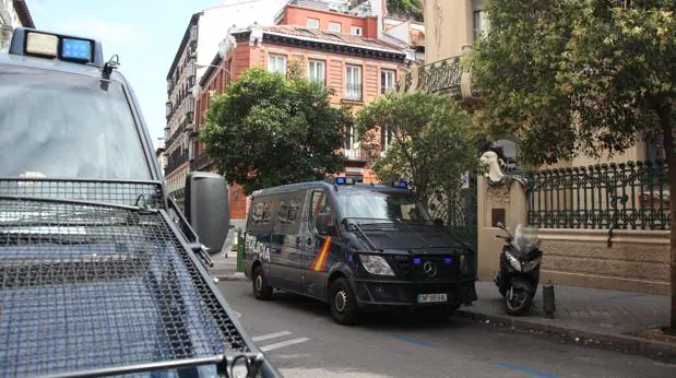 Furgones de la Policía, apostados delante de la sede de la SGAE en Madrid