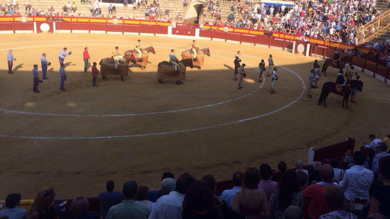 La plaza de Alicante recuerda a Fandiño en un emotivo minuto de silencio