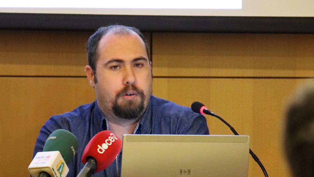 Manuel Jesús Palma Roldán durante la presentación de su libro