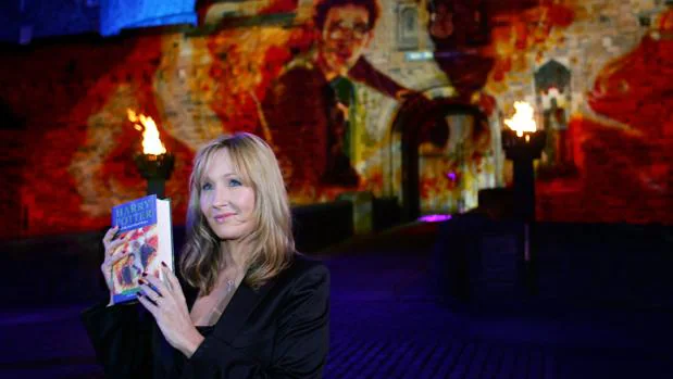 J. K. Rowling en frente del Edinburgh Castleen el lanzamiento mundial de la última novela de la millonaria saga