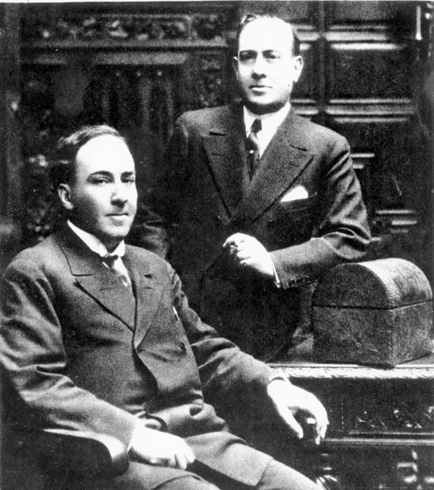 Antonio Machado, sentado, con su hermano Manuel