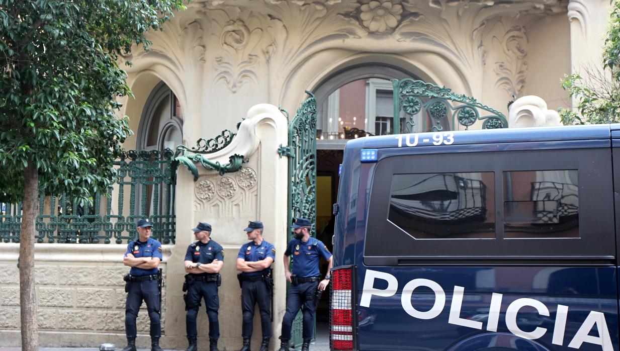 Furgones policiales en la sede madrileña de la SGAE