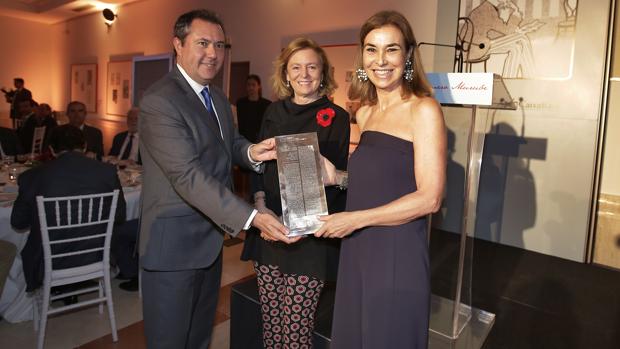 La escritora Carmen Posadas recibe el galardón de manos de la presidenta editora de ABC, Catalina Luca de Tena y el alcalde de Sevilla, Juan Espadas