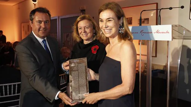 Carmen Posadas recibe el premio Romero Murube