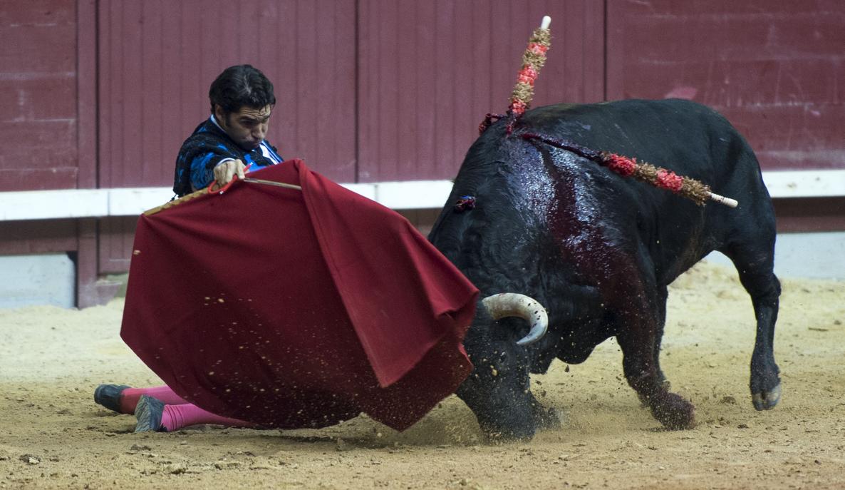 Cayetano inició de rodillas la faena al tercero, un buen toro de Montalvo