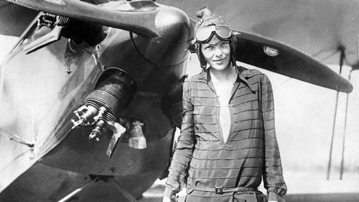 La aviadora Amelia Earhart, fotografiada delante de su avión