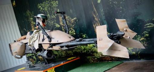 La réplica a tamaño real de una Speeder Bike que da la bienvenida a la exposición