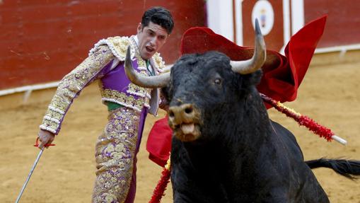 Talavante en un pase de pecho en la plaza de toros de Roquetas