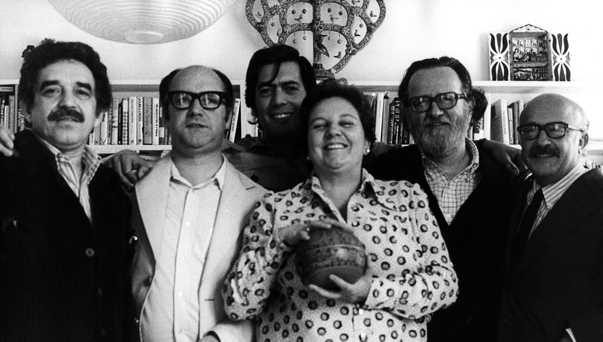 De izquierda a derecha, García Márquez, Jorge Edwards, Vargas Llosa, José Donoso y Ricardo Muñoz Suay, junto a Carmen Balcells (1974)