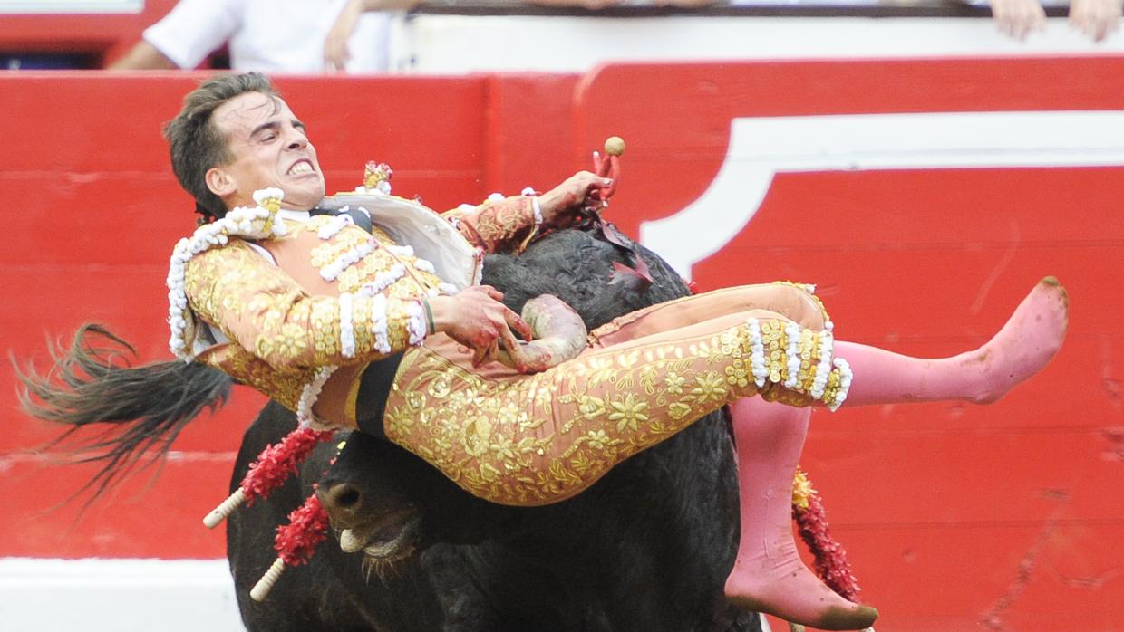 Gonzalo Caballero resultó prendido al entrar a matar al tercer toro