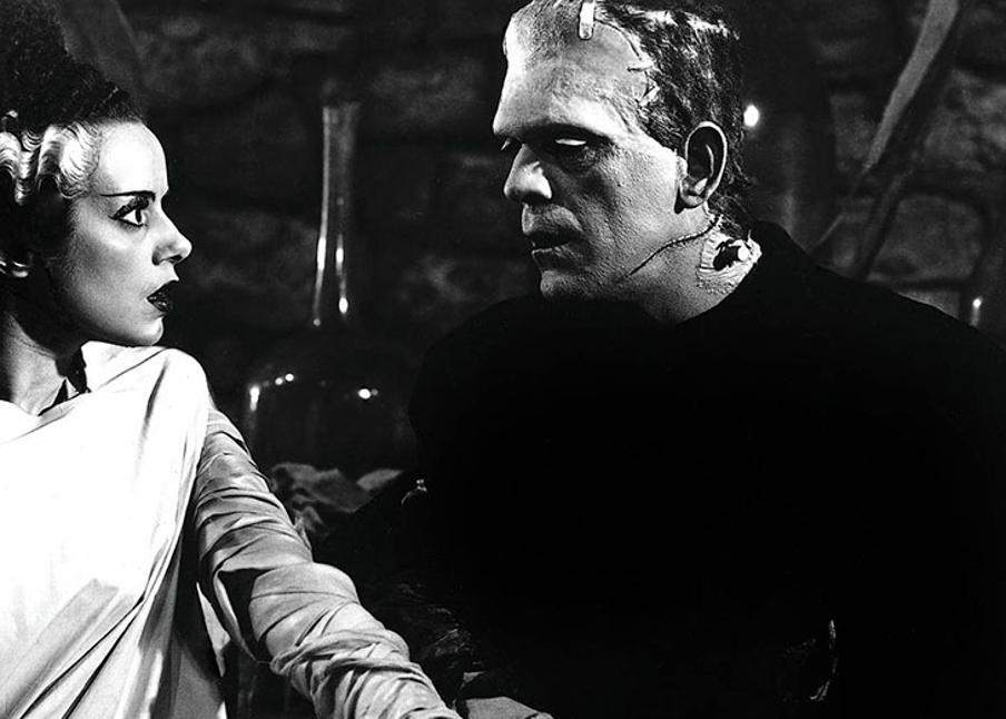 Escena de la película «La novia de Frankenstein» (1935), protagonizada por Boris Karloff y Elsa Lanchester