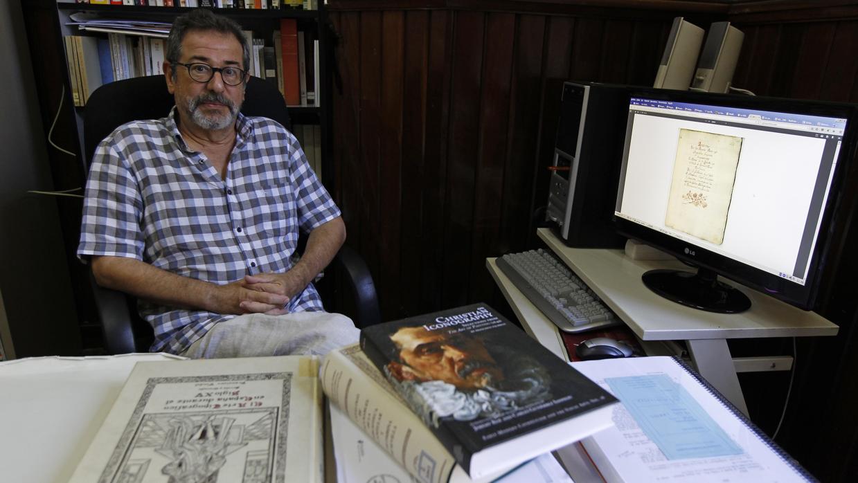 El profesor José Solís muestra el manuscrito descubierto